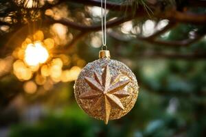 ein schließen - - oben Schuss von ein golden glänzend Star Ornament hängend von ein Weihnachten Baum Ast. generativ ai foto