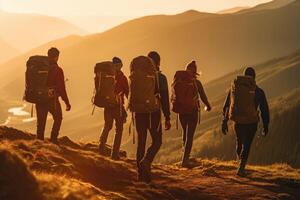 ein schließen - - oben Foto von ein Gruppe von Wanderer Touristen Gehen entlang ein Berg Grat beim Sonnenuntergang. generativ ai