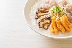 Congee oder Porridge mit Schweinefleisch foto