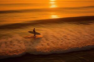 ein einsam Surfer wartet zum das perfekt Welle beim Sonnenuntergang, das Ozean schimmernd unter das warm Farbtöne. generativ ai foto