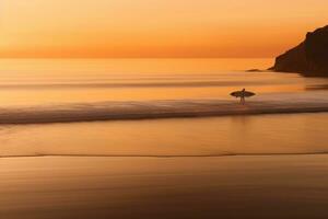 ein einsam Surfer wartet zum das perfekt Welle beim Sonnenuntergang, das Ozean schimmernd unter das warm Farbtöne. generativ ai foto