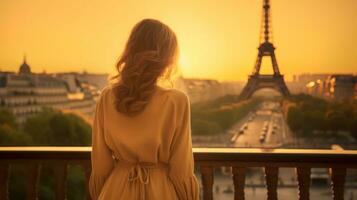 Frau posieren beim Sonnenuntergang gegen Aussicht von das Eiffel Turm foto