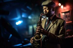 Innerhalb ein schwach zündete Jazz Verein, ein Saxophonist führt aus auf Bühne, hat verloren im seine Musik. generativ ai foto