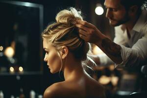 ein schließen - - oben Schuss von ein modisch männlich Haar Stylist Gestaltung ein Frau Haar im ein luxuriös Damen Salon. generativ ai foto