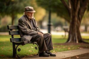 Foto von ein Alten Gentleman Sitzung allein auf ein Park Bank, hat verloren im Betrachtung. generativ ai