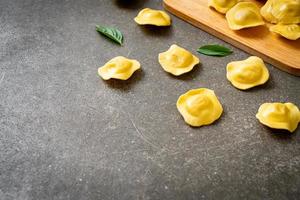 traditionelle italienische Ravioli-Nudeln foto