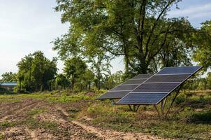 Aussicht zwei groß Solar- Paneele sind montiert auf unfruchtbar Boden. foto