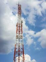 Aussicht von ein groß rot und weiß Telekommunikation Turm. foto