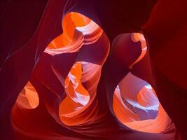 Antilope Schlucht mit beschwingt rot und Blau Farbe Nebel wirbelt foto