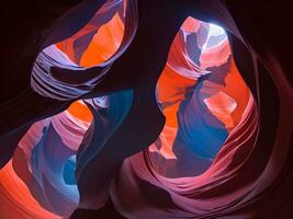 Antilope Schlucht mit beschwingt rot und Blau Farbe Nebel wirbelt foto