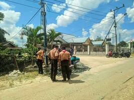 kuaro Kalimantan Timur, Indonesien 30 Juli 2023. Gemeinschaft gotong Royong Aktivitäten im das Dorf foto