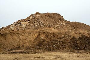 isolieren Hügel von Sand und Beton Trümmer Das haben gewesen ausgegraben und gegossen zusammen. foto