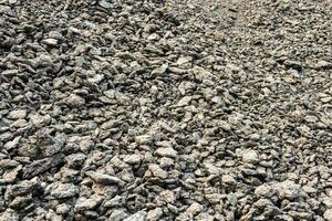 haufen von Bits und Stücke von Asphalt Steine genommen von zerstört Straßen. foto