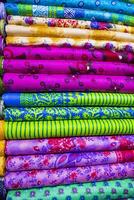künstlerisch Vielfalt Schatten Ton Textil- gedruckt Farben Stoffe gestapelt auf Verkauf Geschäft Regal zu Verkauf foto