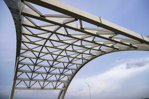 das Metall Struktur Design von das Brücke Oberer, höher unter das Blau Himmel im Bangladesch foto