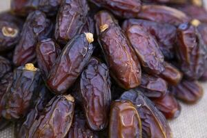 köstlich gesund Datum Früchte zu Essen während Ramadan Karim Fasten foto