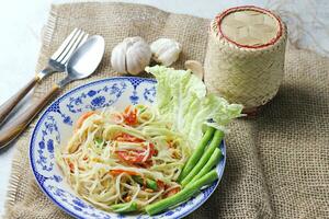 Sommer, thailändisch würzig Papaya Salat auf Weiß Hintergrund foto