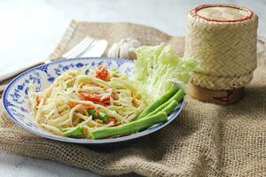 Sommer, thailändisch würzig Papaya Salat auf Weiß Hintergrund foto