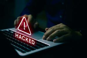 Mann mit Computer mit System gehackt warnen Warnung Zeichen Attacke auf Computer Netzwerk. Daten Schutz. Internet Malware Virus Cyber Sicherheit und Cyberkriminalität Konzept. foto