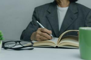 Hände Schreiben mit Stift auf Notizbuch. Konzept von arbeiten, lernen, und Bildung. foto