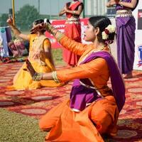 Neu Delhi, Indien - - Juli 01 2023 - - bharathanyam indisch klassisch odissi Tänzer durchführen beim Bühne. schön indisch Mädchen Tänzer im das Haltung von indisch tanzen. indisch klassisch tanzen bharatanatyam foto