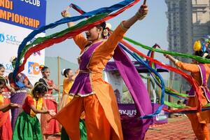 Neu Delhi, Indien - - Juli 01 2023 - - bharathanyam indisch klassisch odissi Tänzer durchführen beim Bühne. schön indisch Mädchen Tänzer im das Haltung von indisch tanzen. indisch klassisch tanzen bharatanatyam foto