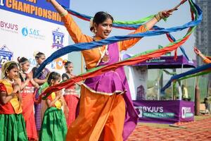 Neu Delhi, Indien - - Juli 01 2023 - - bharathanyam indisch klassisch odissi Tänzer durchführen beim Bühne. schön indisch Mädchen Tänzer im das Haltung von indisch tanzen. indisch klassisch tanzen bharatanatyam foto