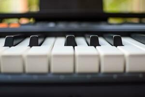 Nahansicht von Klavier Schlüssel. Klavier schwarz und Weiß Schlüssel und Klavier Tastatur Musical Instrument platziert beim das Zuhause Balkon während sonnig Tag. foto