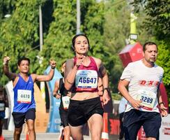 Neu Delhi, Indien - - Juni 16 2023 - - Vedanta Delhi Hälfte Marathon- Rennen nach covid im welche Marathon- Teilnehmer Über zu Kreuz das Fertig Linie, Delhi Hälfte Marathon- 2022 foto