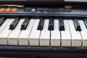 Nahansicht von Klavier Schlüssel. Klavier schwarz und Weiß Schlüssel und Klavier Tastatur Musical Instrument platziert beim das Zuhause Balkon während sonnig Tag. foto