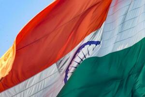 Indien-Flagge, die hoch am Connaught-Platz mit Stolz auf den blauen Himmel fliegt, Indien-Flagge flattert, indische Flagge am Unabhängigkeitstag und Tag der Republik Indien, Schuss nach oben geneigt, indische Flagge schwenkend, Har Ghar Tiranga foto