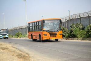 Neu Delhi, Indien - - April 16, 2023 - - Aussicht von Fahrzeuge Vorbeigehen durch das Main Straße in der Nähe von indra Gandhi International Flughafen Delhi beim Zwerg Verknüpfung Straße foto