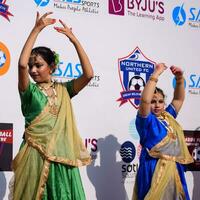 Neu Delhi, Indien - - Juli 01 2023 - - bharathanyam indisch klassisch odissi Tänzer durchführen beim Bühne. schön indisch Mädchen Tänzer im das Haltung von indisch tanzen. indisch klassisch tanzen bharatanatyam foto