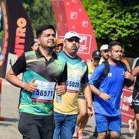 Neu Delhi, Indien - - Juli 16 2023 - - Vedanta Delhi Hälfte Marathon- Rennen nach covid im welche Marathon- Teilnehmer Über zu Kreuz das Fertig Linie, Delhi Hälfte Marathon- 2022 foto