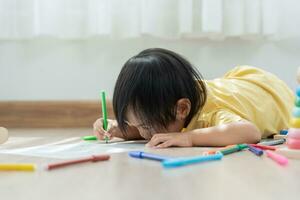 glücklich Asien Kinder spielen Lernen Farbe auf Papier. Aktivität, Entwicklung, Ich, äq, Meditation, Gehirn, Muskeln, wesentlich Fähigkeiten, Familie haben Spaß Ausgaben Zeit zusammen. Urlaub foto