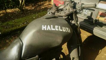Halleluja Wort auf Jahrgang schwarz Motorrad, Christentum Konzept foto