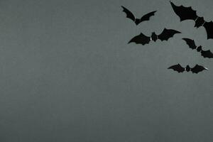 glücklich Halloween eben legen Komposition mit schwarz Fledermäuse auf dunkel Hintergrund. Urlaub Konzept. oben Sicht. Kopieren Raum. foto