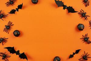 glücklich Halloween eben legen Attrappe, Lehrmodell, Simulation mit schwarz Kürbisse, Spinnen und Fledermäuse auf Orange Hintergrund. Urlaub Konzept Komposition. oben Sicht. Kopieren Raum. foto