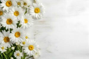 Gänseblümchen Blumen auf Weiß hölzern Hintergrund, Sommer- Kamille eben legen. Valentinstag, Damen, Mütter Tag, Geburtstag oder Hochzeit Konzept. oben Sicht. Kopieren Raum. generiert ai. foto