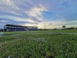 ein Bild von ein Stadion mit Weiß Wolken ist perfekt zum ein schön Hintergrund zum ein Fitness Einrichtung. foto