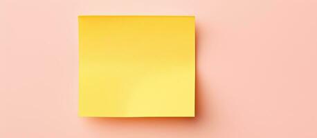 Foto von ein Gelb Stück von Papier auf ein Rosa Hintergrund mit viel von Kopieren Raum mit Kopieren Raum
