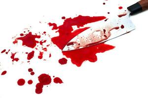 Küchenmesser blutig auf weißem Hintergrund foto