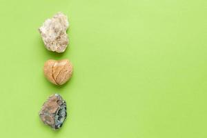 Hintergründe und Texturen, Naturkonzept - Gesteine und Mineralien. verschiedene Mineralien und Herzstein auf grünem Hintergrund.