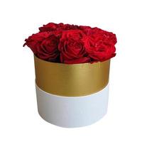Strauß roter Rosen in einer runden Geschenkbox in Weiß und Gold foto