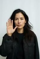 Studio Schuss von asiatisch Frau dynamisch emotional Gesten ai generativ foto