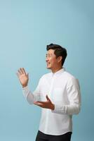 gut aussehend asiatisch Mann emotional dynamisch Pose ai generativ foto