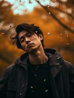 Foto von emotional dynamisch Pose asiatisch Mann im Herbst ai generativ