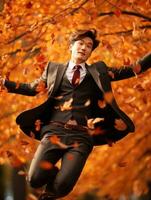 Foto von emotional dynamisch Pose asiatisch Mann im Herbst ai generativ