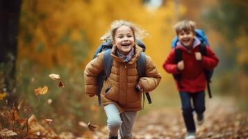 glückliche Kinder gehen zur Schule foto