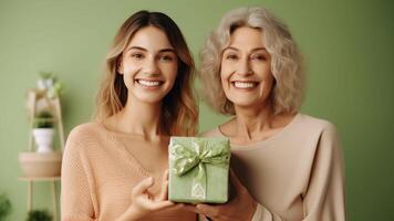 ai generativ überglücklich schön Mitte alt Mutter sitzen mit gewachsen oben Tochter halt Geschenk und Blumen Familie Lachen feiern Leben Veranstaltung Geburtstag oder Frühling Urlaub 8march International Frauen foto